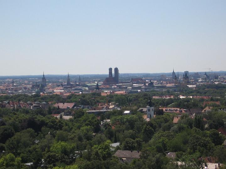Muenchen 013.jpg - Die älteste Gartenanlage ist der Hofgarten. Nordöstlich schließen sich der Finanzgarten und der seit 1789 gestaltete Englische Garten an, der mit 4,17 km² Fläche sogar den Central Park in New York übertrifft.